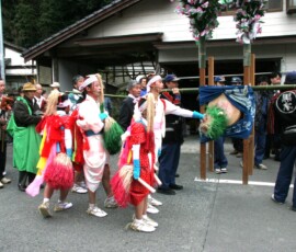 八龍神社で風流は奉納されます