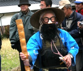 おどけた動作が笑いを誘います