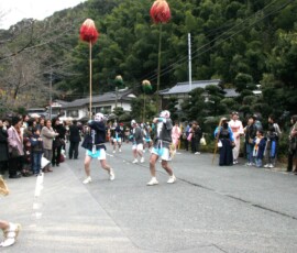 毛槍を掲げて大名行列です