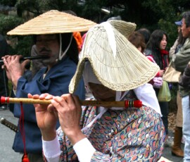 囃子方も昔の装束です 全員男性