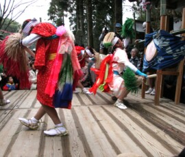 神社境内の舞台で風流が奉納されます